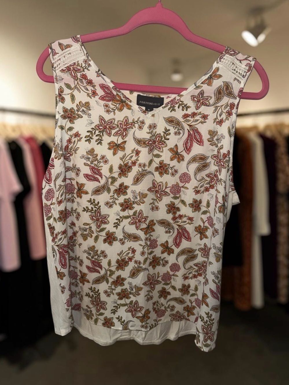 Fortuneβ+ Ivy White Floral Sleeveless Top. Size XL.